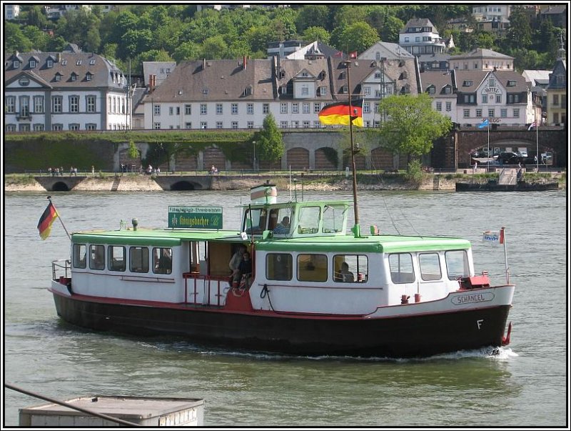 Mit dieser kleinen Fähre kann man in Koblenz den Rhein auf Höhe der Festung Ehrenbreitstein überqueren. (07.05.2008)
