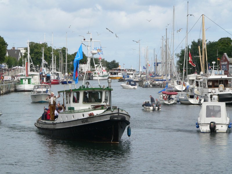 Mwe, so drfte nicht nur diese kleine Schiff heissen. Fotografiert am alten Strom in Warnemnde (danke fr den Hinweis), Hansesail 2005.