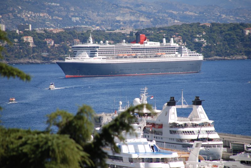 MONACO, 15.09.2008, die Queen Mary 2 vor Monaco