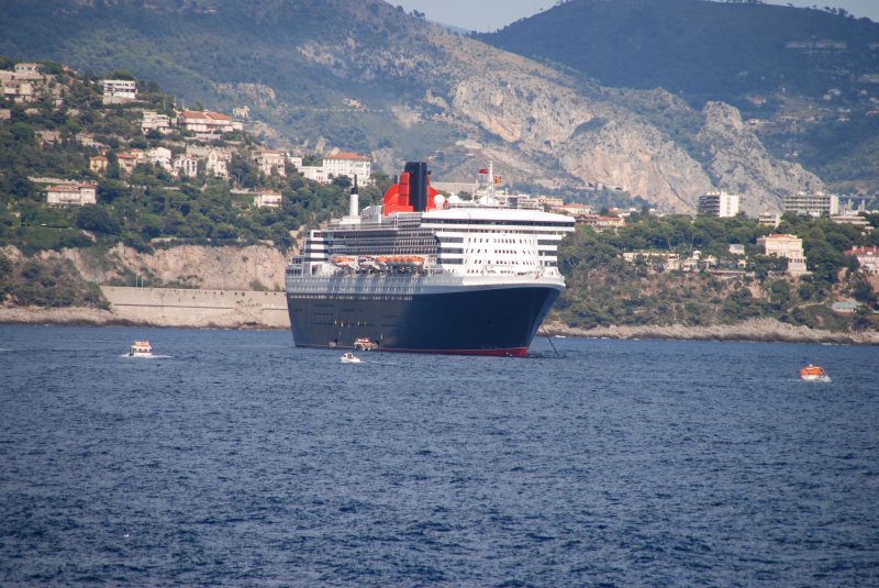 MONACO, 15.09.2008, die Queen Mary 2 vor Monaco