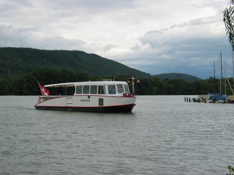 Motorboot Kaiseraugst-Herten oberhalb Kraftwerk Augst.