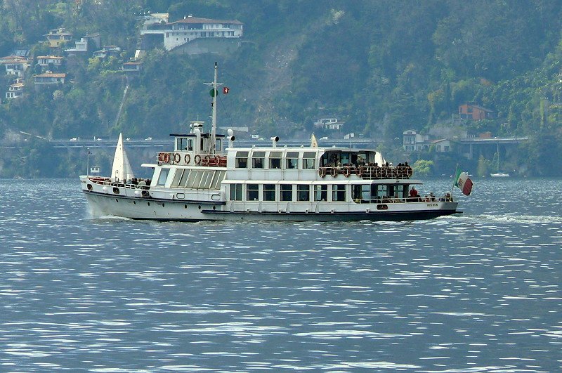 Motorschiff ALPINO - am 05.04.2008 Ausfahrt Ascona - Navigazione Lago Maggiore - Baujahr 1972 - Cant. Nav. Rodriquez, Messina - Lnge 32,13m - Breite 5,21m -  Gewicht 108,32t - Antriebsleistung 2x 161 KW - Maximalgeschwindigkeit 23 km/h - zulssige Passagiere 280 