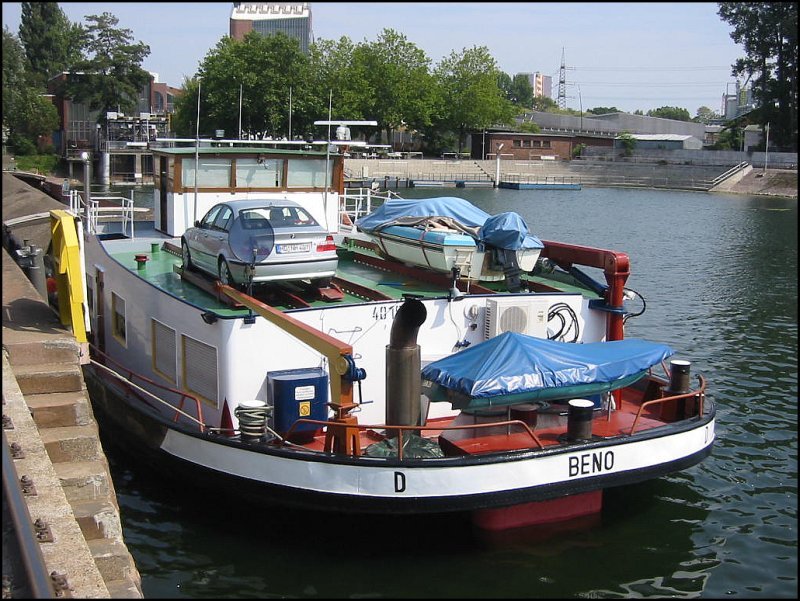 Motorschiff Beno im Karlsruher Rheinhafen. Hier eine Detail-Aufnahme des Hecks mit seinen Beibooten und einem PKW, wie man es oft bei solchen Schiffen sehen kann. (25.07.2004)