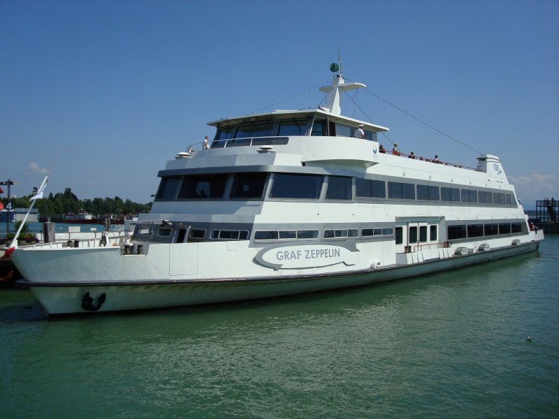 Motorschiff  Graf Zeppelin ,
im Hafen von Friedrichshafen/Bodensee
700Personen ,Bauj.1989 , L56m ,B12m ,Tiefg.1,65m , 360BRT,
2Dieselmotoren von MTU mit je 461PS,
Aug.2008