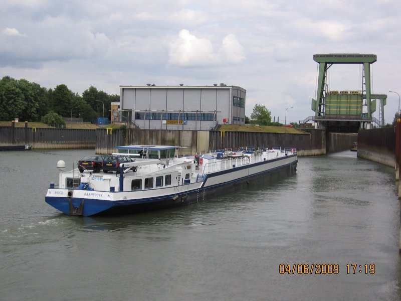 Motorschiff Risico ( L 85, B 9,50, 1559 t ) fhrt vom Rhein kommend in die Schleuse Friedrichsfeld  