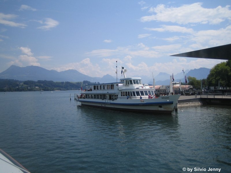 Motorschiff Weggis der SGV wartet am 30.7.08 im Bahnhofquai von Luzern um danach nach Küssnacht am Rigi zu fahren.