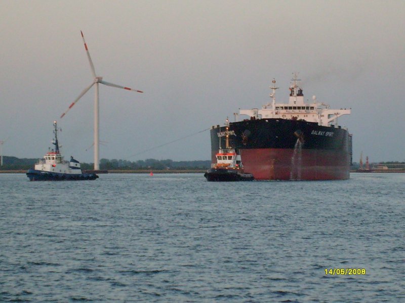 Motortanker  Galway Spirit  Flagge Bahamas, IMO 9312858, GRT 57325, L 243,96, Bj. 2007 Werft Hyundai, der MT beim Auslaufen aus dem Rostocker lhafen mit je 2 Kopfschleppern und 2 Heckschleppern