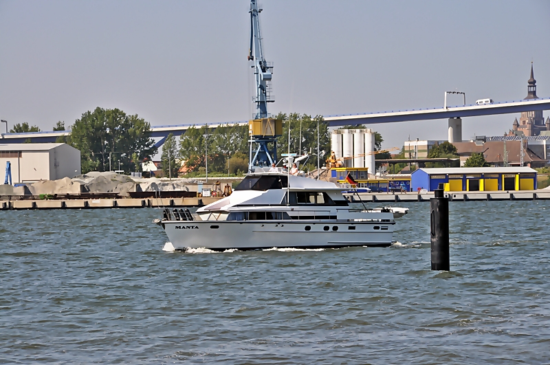 Motoryacht  Manta  aus Ludwigshafen / Rhein kreuzt am 20.08.09 vor der Ziegelgrabenbrcke - Stralsund