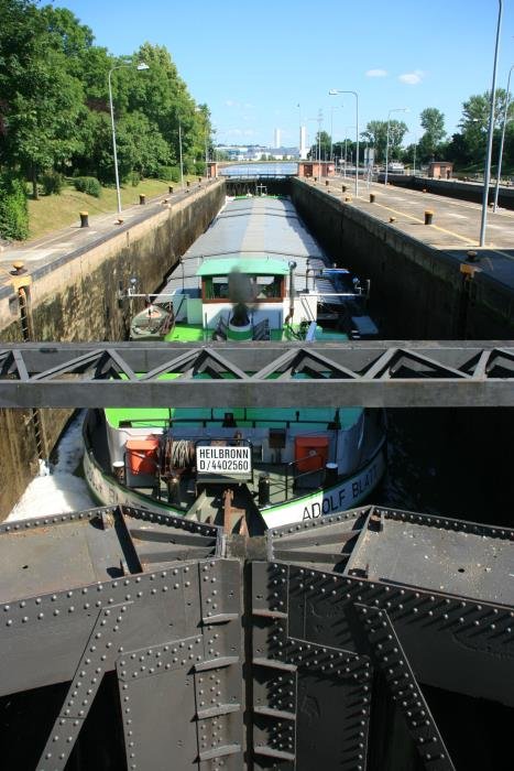 M/S  Adolf Blatt  in der Neckar-Schleuse bei Bad Friedrichshall.