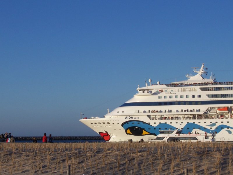 MS  AIDA Cara  fhrt im Sommer 2006 auf die Ostsee (Rostock-Warnemnde)