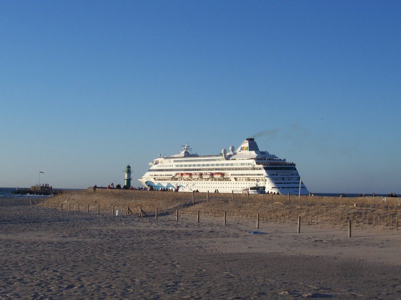 MS  AIDA Cara  fhrt im Sommer 2006 auf die Ostsee (Rostock-Warnemnde)