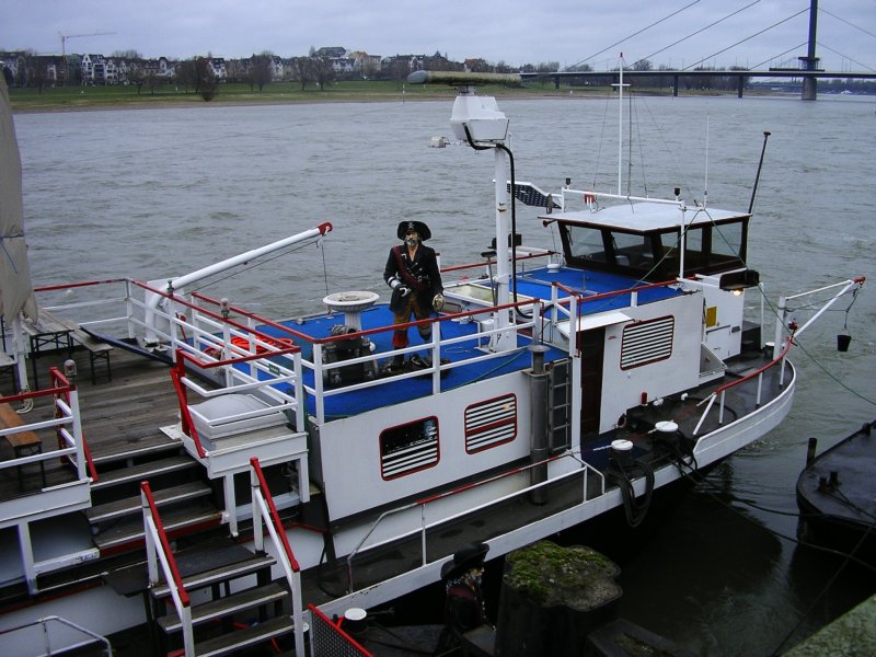 MS  Allegro  die ganze Saison an den Dsseldorfer Kasematten
(Rheinpromenade) angedoggt,wird vom einsamen Piraten mit Kanone bewacht.(19.08.2008)Bei dem Sauwetter heute war alles geschlossen und die Spaziergnger konnte man heute zhlen.