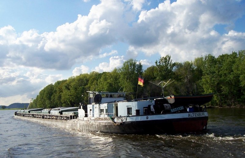 MS  Altenburg  am 10.05.2005 zu Tal an der Gauernitzer Insel, Elbe-Km 74. Europa-Nummer 4031130, 67 m x 8,20 m, 740 Tonnen, Eich-Nummer EMG 4128, Heimathafen Berlin.