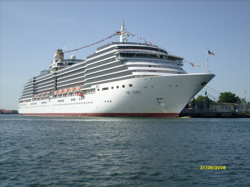 MS Arcadia, HH Hamilton - Flagge Grobritannien, Rufzeichen ZCDN2, IMO 9226906, Lnge 285m, Verdrngung 82.505 GT, ca. 2000 Passagiere,
hier am Kreuzfahrtterminal in Warnemnde