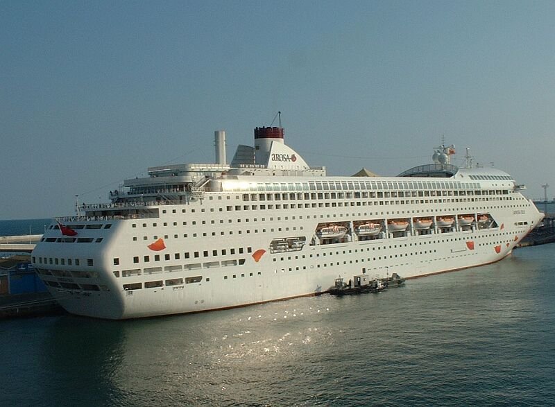 MS  Arosa blu  am 26.09.2003 auf der Fahrt von Warnemnde nach Palma de Mallorca im Hafen Barcelona.