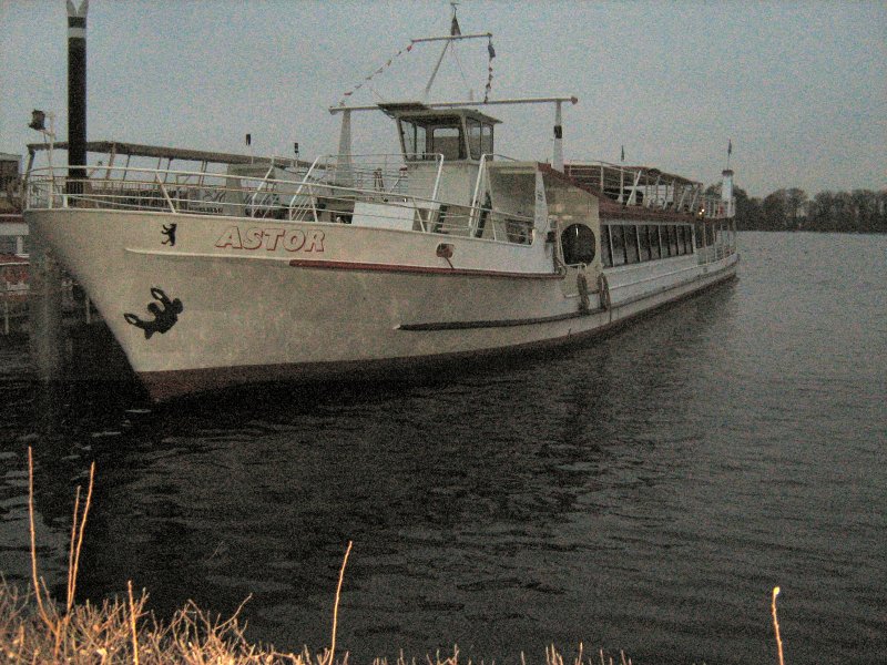 MS Astor im dmrigen Nebelabend des Weihnachtstagen 2007 an der Anlegestelle Tegel