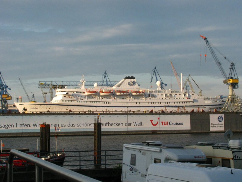 MS Athena im Trockendock in Hamburg am 17.05.2009