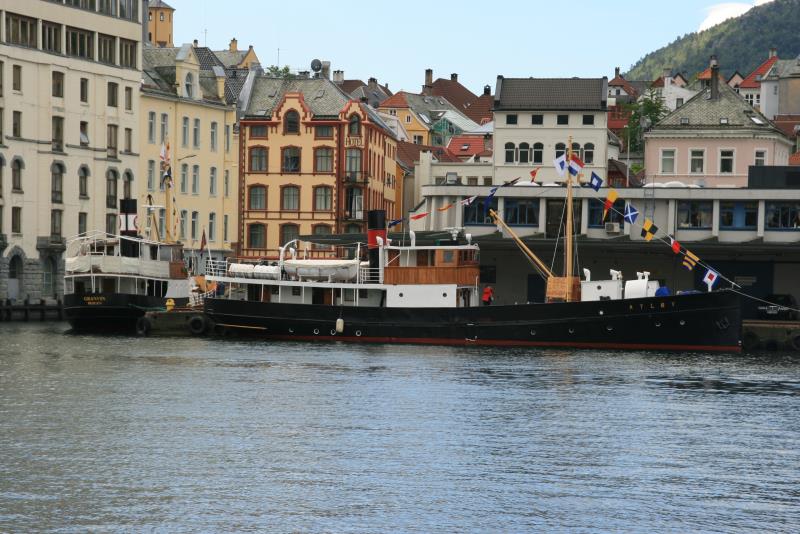 M/S  Atly  und M/S  Granvin  im Vgen von Bergen; 08.06.2009