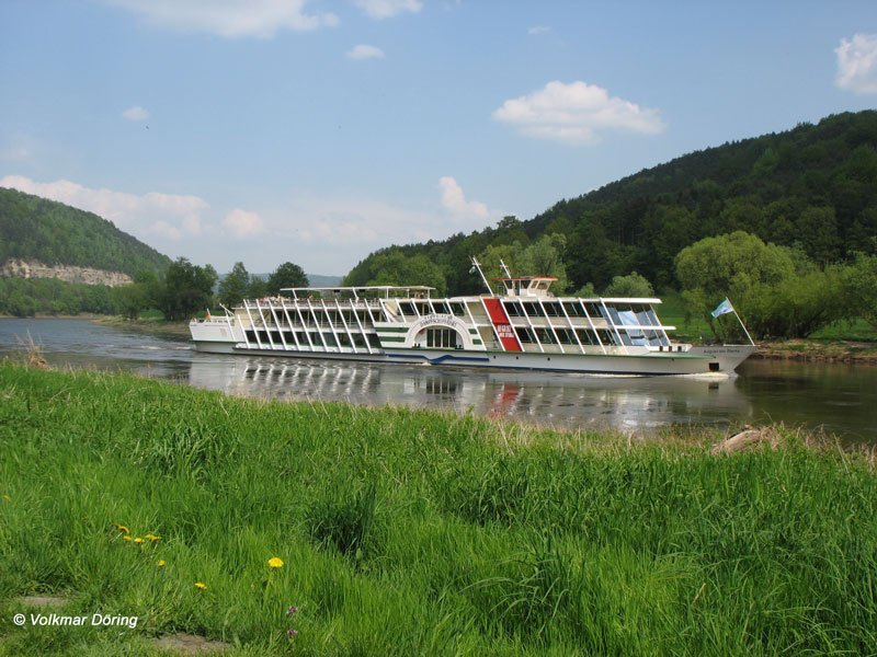 MS  August der Starke  (Baujahr 1994, Lnge 75,1 m) Schsische Dampfschifffahrt auf der Elbe bei Knigstein (Schsische Schweiz) - 09.05.2006
