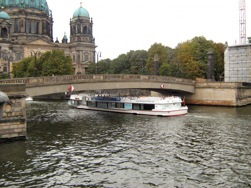 MS Bellevue kurz vor dem berliner Dom, 1. September 2008