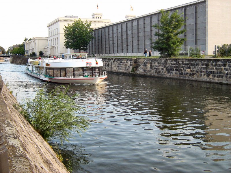 MS Belvedere auf dem Berlin-Spandauer-Schifffahrtskanal beim alten Hamburger Bahnhof, Foto vom 2. 9. 2008