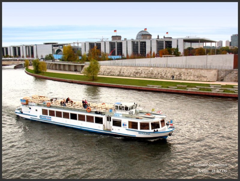 MS  Berolina  auf Stdtrundfahrt auf der Berliner Spree, 31.10.06.