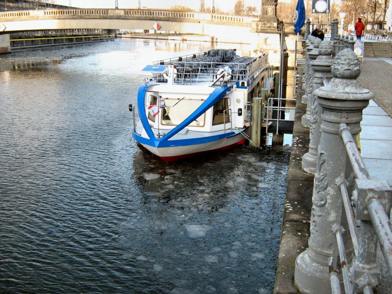 MS Blue-Star an der Anlegestelle in Berlin, vorn etwas Eis auf der Spree, 10. 1. 2007