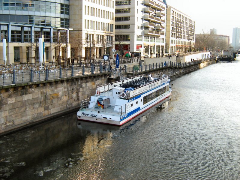 MS Blue-Star an der Anlegestelle in Berlin-Mitte. Auch im Januar werden Rundfahrten angeboten, hier am 10. 1. 2008