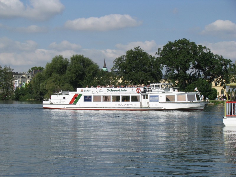 MS  BOIZENBURG  passiert gleich die schwimmende Brcke, die anllich der BUGA 2009 eine Verbindung zwischen der Marstall-Halbinsel und der Schloinsel darstellt, Schwerin 16.09.2009