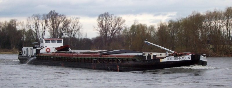 MS  Breitenhagen  ist ein weiteres ehemaliges DDR-Motorschiff welches hier noch unter seinen alten Bau-Namen fhrt. Am 08.04.2005 zu Berg unterhalb der Fhre Coswig-Ktitz, Elbe-Km 73. Europa-Nummer 4030750, Eich-Nummer HHD 4943, 67 m x 8,20 m, 739 Tonnen, Heimathafen Berlin.