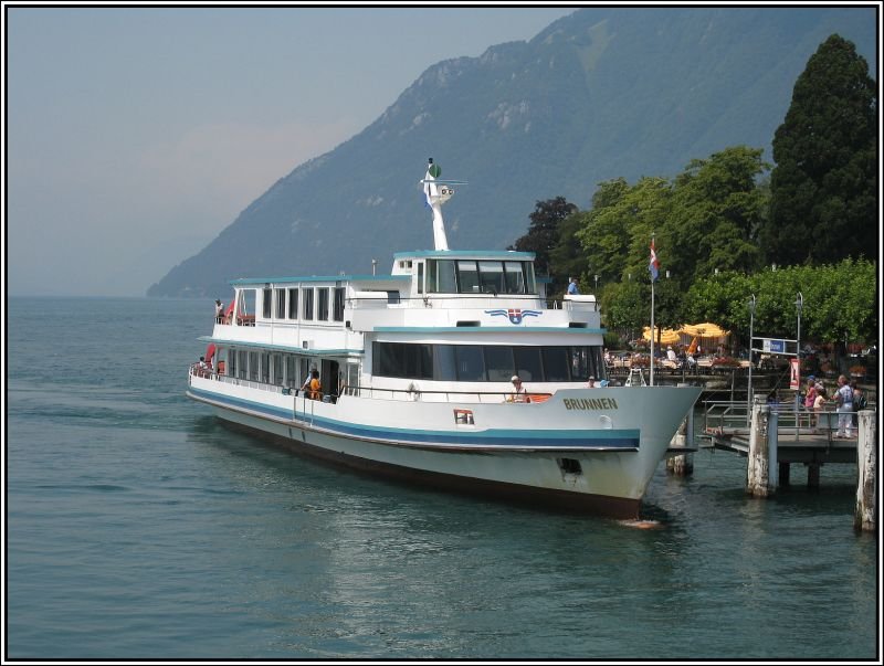 MS  Brunnen  legt im Hafen der Stadt Brunnen am Vierwaldstttersee an. (18.07.2007)