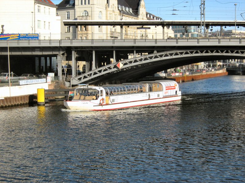 MS Carola unterwegs auf der Spree und das am 10. Januar 2008 und dazu noch Sonnenschein in Berlin