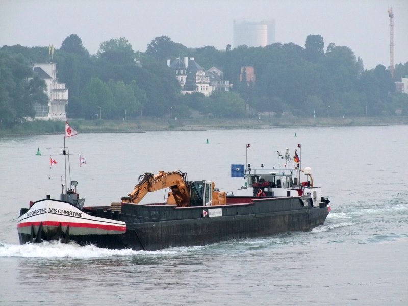 MS-Christine ist im Morgengrauen, beladen mit einem Bagger bei Knigswinter Stromaufwrts unterwegs; 080827