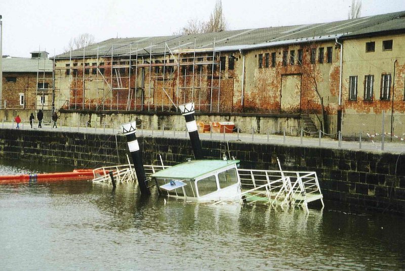 MS Cordula gesunken im Elbhafen Dresden-Neustadt im Mrz 2002.