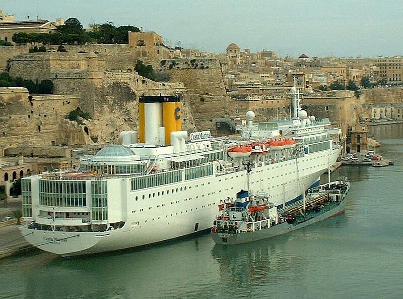 MS  Costa Marina  am 09.11.2001 in Valletta / Malta, es gibt gerade neuen Treibstoff.