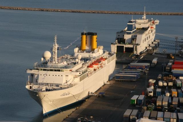 M/S  Costa Marina und M/S  Cartour Gamma  im Hafen von Salerno; 11.11.2007