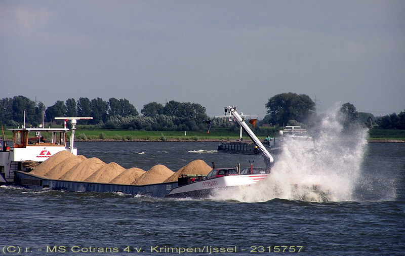 MS  Cotrans 4  mit einer Kiesladung auf der Reise nach Holland.