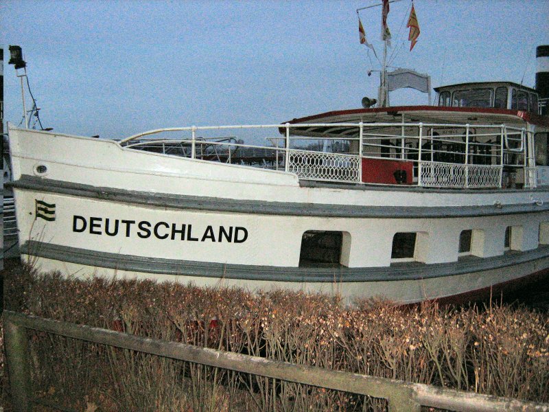 MS Deutschland am Tegler See wartet ebenfalls auf die nchste Saison, 26.12.2007 am spten Nachmittag