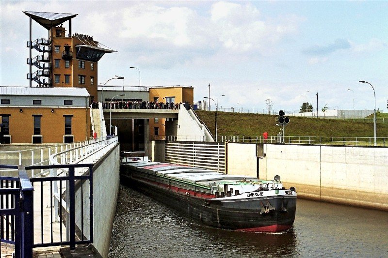 MS  Energie  verlsst die Schleuse Rothensee (September 2004). Bemerkenswert ist die groe Zahl der Schaulustigen auf der Brcke und der Aussichtsplattform.