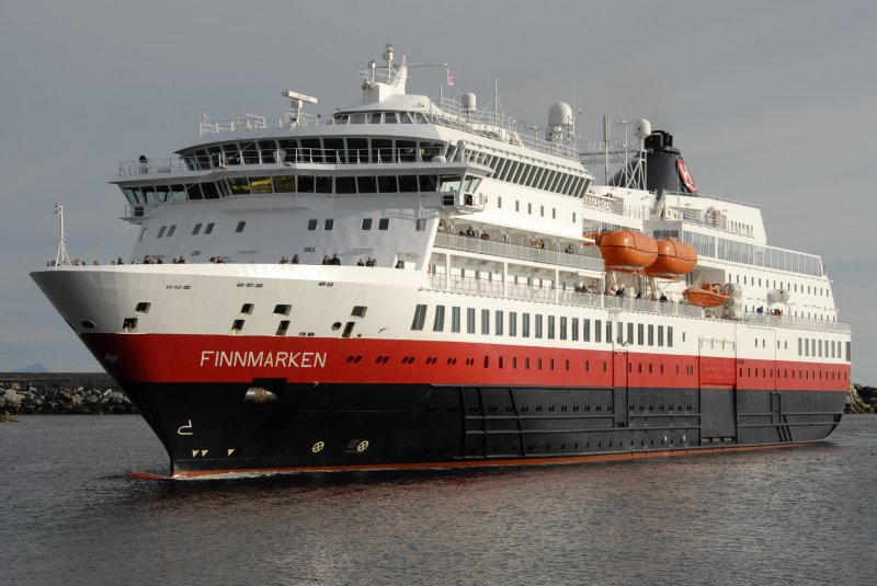 MS Finnmarken in der Hafeneinfahrt von Svolvaer am 31.07.2007
