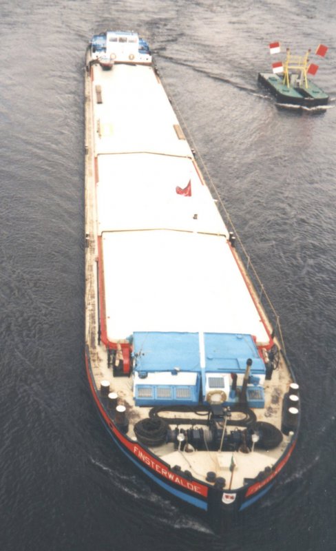 MS  Finsterwalde  am 18.03.1995 zu Berg unterhalb der neuen Straenbrcke in Torgau. Dieses 1961 gebaute Schiff fhrt hier noch fr die Binnenreederei Berlin. Kurze Zeit spter wurde es an einen privaten Eigner verkauft und in  Altmark  unbenannt. Bildautor von diesen Foto ist mein Bruder Wolfgang.