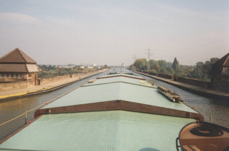 MS  Finsterwalde  passiert im Oktober 1993 die Weser-berfhrung bei Minden, in Fahrtrichtung Osten. Inzwischen wurde daneben eine neue, breitere berfhrung errichtet.