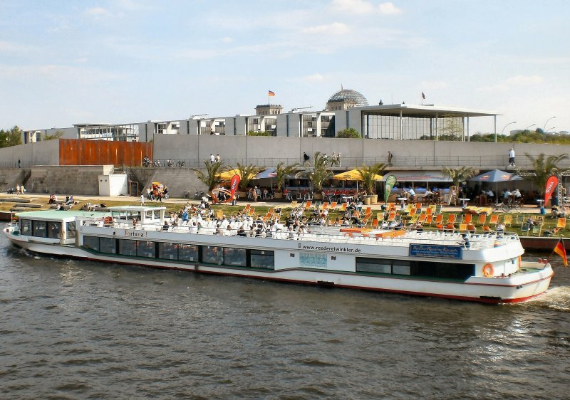 MS Fortuna der Reederei Winkler auf der Spree nhe Hauptbahnhof, Berlin 2007