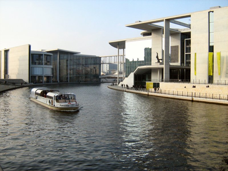 MS Franziska auf der Spree im Regierungsviertel, Februar 2008