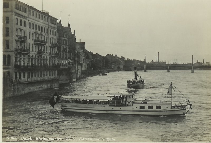  MS Froschknig  im Jahre 1938 beim Wendemanver unterhalb der Mittleren Rheinbrcke in Basel - damals unter dem ersten Namen Vogel Gryf . im Hintergrund der Dampf-Schlepper  Glarus , welcher heute unter Dieselmotoren immer noch seinen Dienst als Vorspannboot  im Rheingebirge  tut!