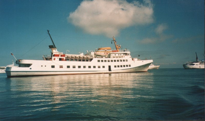 MS Funny Girl auf der Reede vor Helgoland