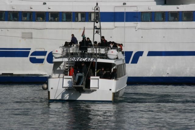 M/S  Grecale  legt in Marina Grande auf Capri an. Im Hintergrund sieht man die Bordwand der Schnellfhre F/S  Isola di Prcida; 27.01.2008