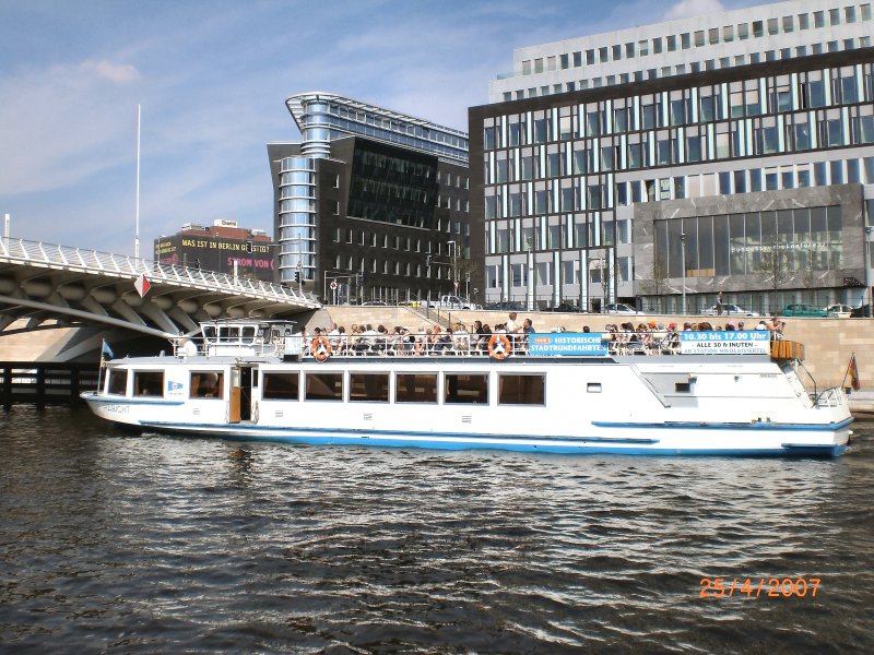 MS Habicht bei einer Stadtrundfahrt auf der Spree, Regierungsviertel, Aufnahme Sommer 2007