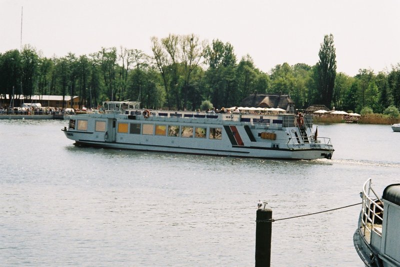 MS Hamburg  ex Tallin, Eigner Weie Flotte Schwerin, Baujahr 1987 Bauwerft Jachtwerft Berlin - Kpenick verlngerter Typ der Serie Binnenfahrgastschiffe dieser Werft , Lnge 32,10m, Breite 5,10 m, Passagiere 108
Aufnahme am 02.Mai 2009 Buga Schwerin   