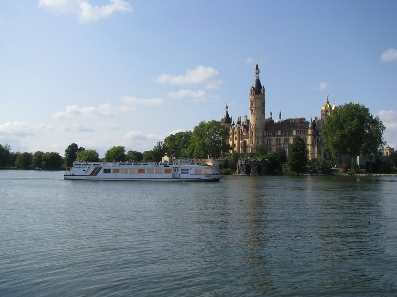 MS  HAMBURG  kreuzt vor dem Schweriner Schlo, BUGA 2009 Schwerin 16.09.2009